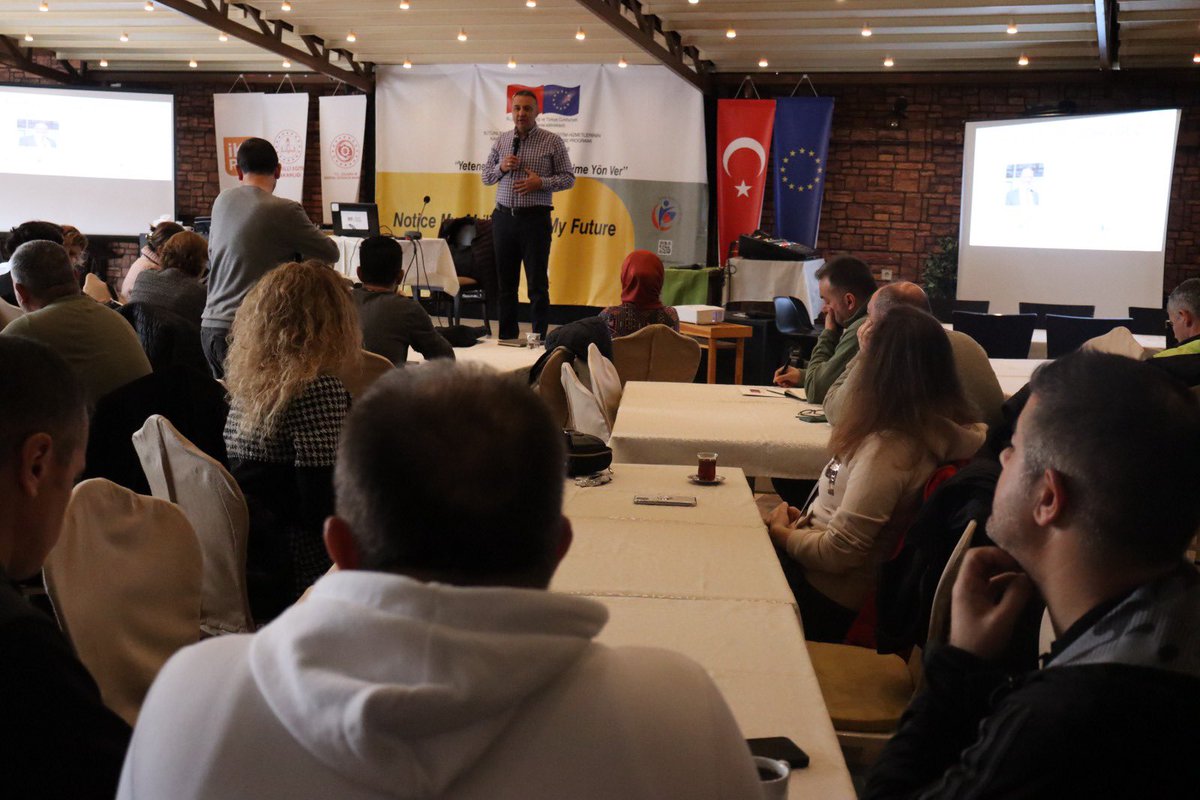 ozsevgect's tweet photo. 2022 yılının planlanmış son eğitimi için yine Amasya’daydık. 41 ilden gelen öğretmenlerimizle AB projesinde birlikte olduk. Eğitimlerimiz kar topu etkisiyle ülkemize yayılacak. https://t.co/IF0uX9mY1F