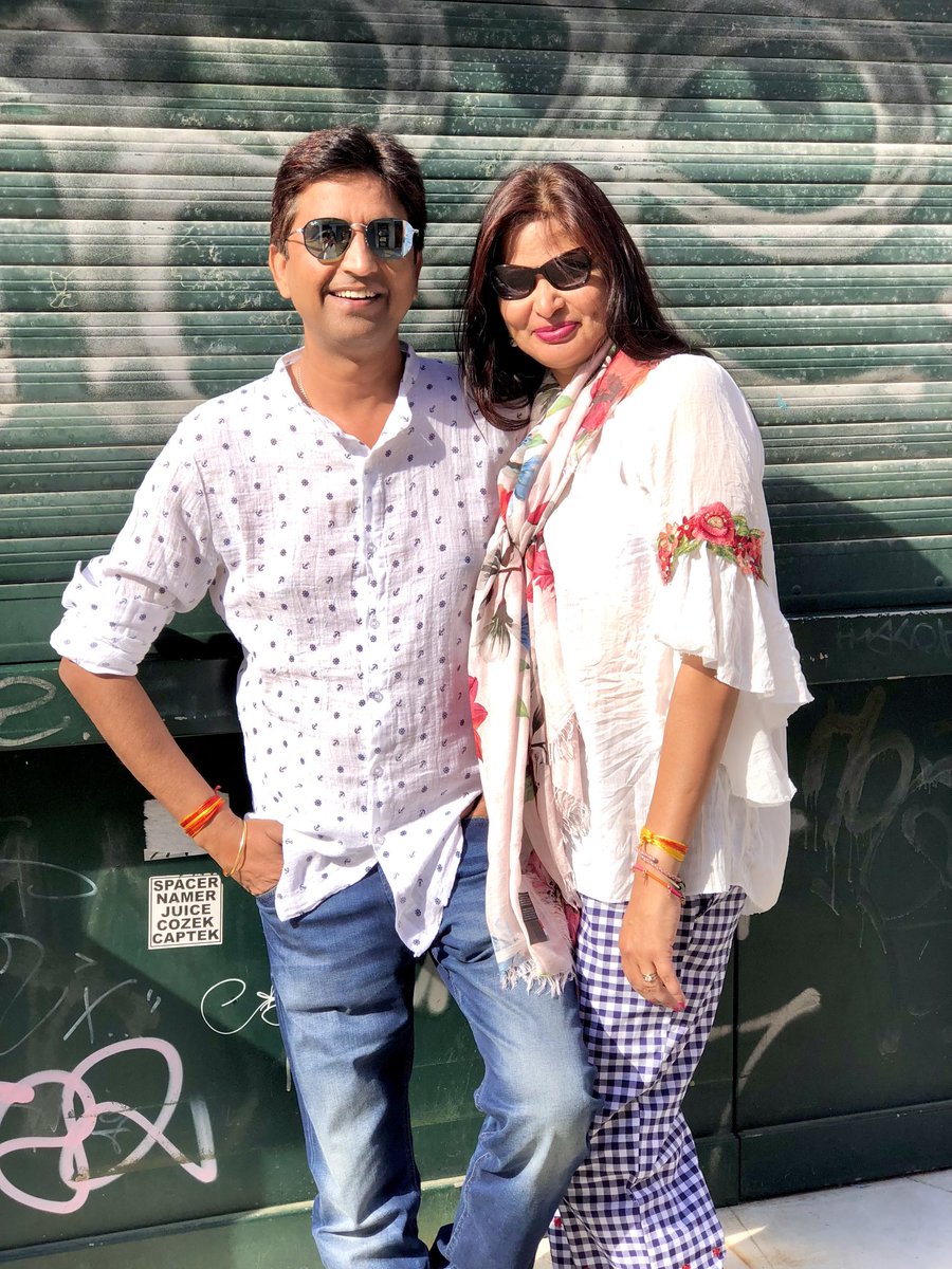 आप सब बेहद प्यारे शुभचिंतकों ने, आज दिन भर जो शुभकामनाएँ व स्नेह-सिंचित बधाइयाँ दी उनके प्रति हम दोनों अत्यंत कृतज्ञ व अंतस् से आभारी हैं। हमारे प्रेम को आप सबकी मंगलकामनाएँ सदैव ऐसे ही दैवीय बनाती रहें यही ईश्वर से प्रार्थना है ❤️🙏 पुनः आभार 😍