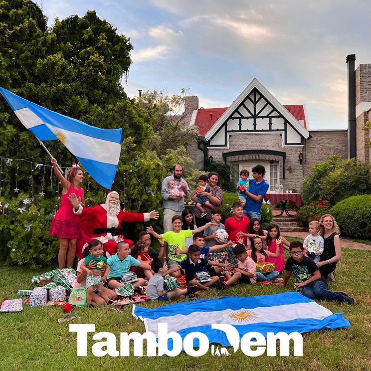 Como todos los años. Papá Noel visita a los chicos y las familias del equipo de TamboDem, esta vez, también vino con un aire mundialista! ¡Felicidades! 
.
#papanoel #FelizNavidad #lavidaláctea #cuencaoeste