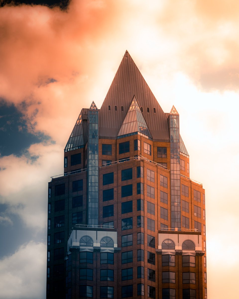 arndttyler9's tweet photo. Today got me reminiscing on nice summer days with my camera in downtown #milwaukee. @FiservForum @7SEVENTY7APTS  @MilwDowntown 
📸 by: Me :) https://t.co/Rw9j5GrGDY