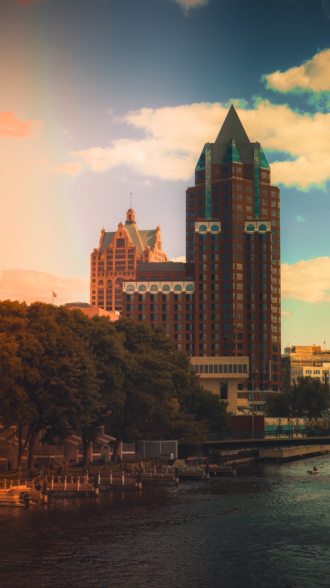 arndttyler9's tweet photo. Today got me reminiscing on nice summer days with my camera in downtown #milwaukee. @FiservForum @7SEVENTY7APTS  @MilwDowntown 
📸 by: Me :) https://t.co/Rw9j5GrGDY