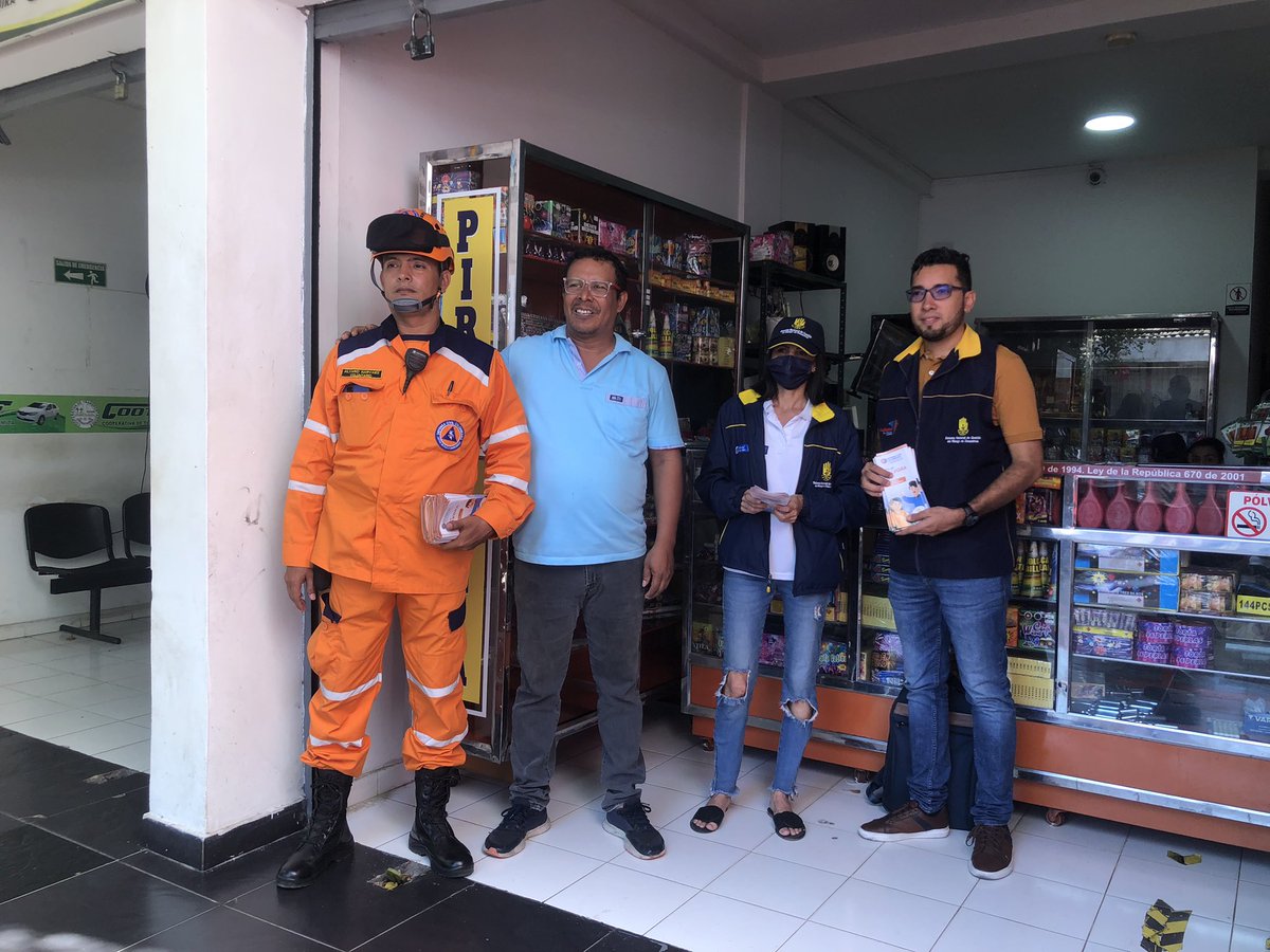 CMGRDVPAR's tweet photo. De igual forma visitamos los puntos de venta de pólvora y pirotecnia fomentando la responsabilidad a la hora de comercializar @DCCjuntavalledu @MelloCastroG @SecGobiernoVup @pipemurgas @AlcaldiaVpar https://t.co/TeeImVg18o