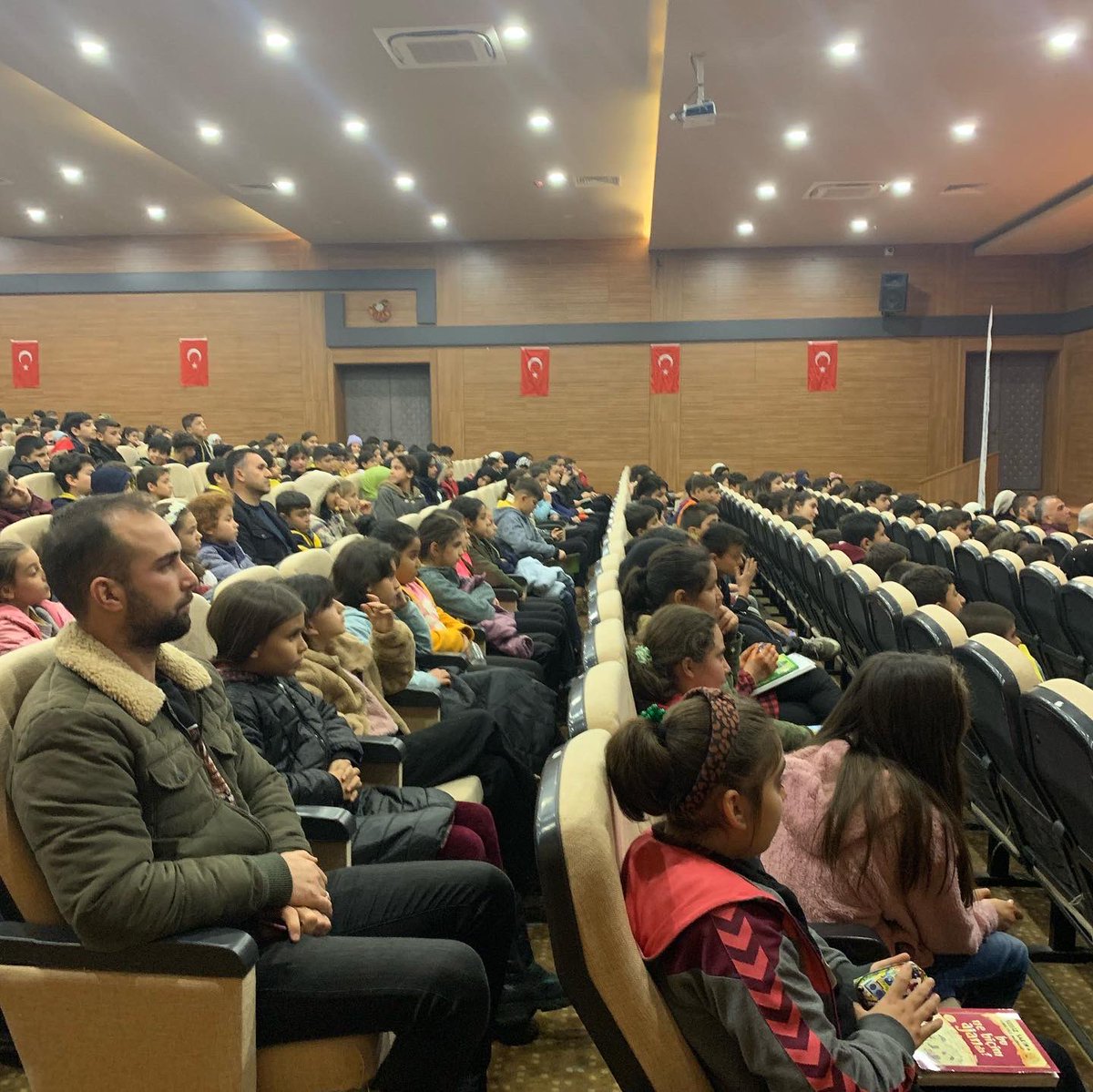 gulsengazel's tweet photo. 3.Nurdağı Kitap Fuarı kapsamında öğrencilerle buluştuk.Sohbet ettik, kitap imzaladık. Fuara desteklerinden dolayı Nurdağı Bel.Bşk Ökkeş Kavak, Nurdağı Kaymakamı Sinan Korkmaz, Nurdağı Bel. Bşk. Yard. Hanifi Başıbüyük ve emeği geçenlere teşekkür ederim
@okkeskavak27 
@HanifiBAIBYK https://t.co/8tBWWSZG45