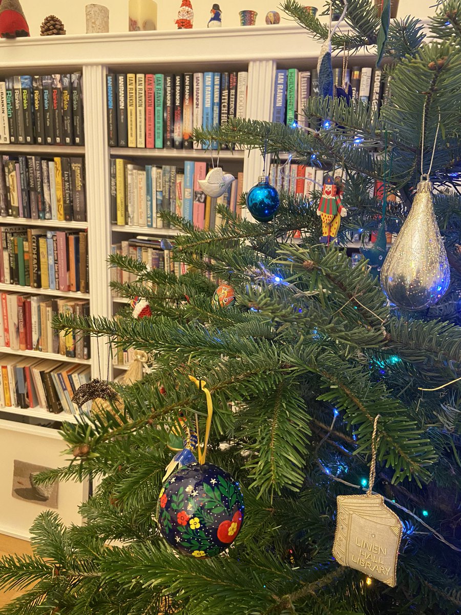 Booksellers, librarians, teachers and everyone else who’s a passionate reader - I hope you get the books you desire this Christmas. Here’s to us! 🥂