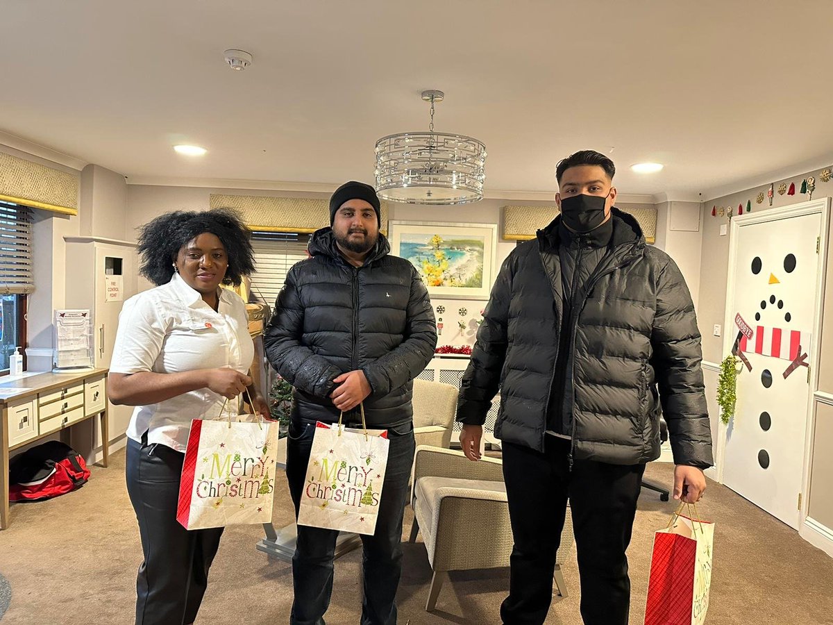 AMYA_Shareef's tweet photo. By the grace of Allah today morden Park qiadat from shareef region visited nursing care home. Alhamdulliah the visit was successful which included meeting the staff and residents, also handing out treats to them. The visit was appreciated by staff. https://t.co/iLxYizrkS5
