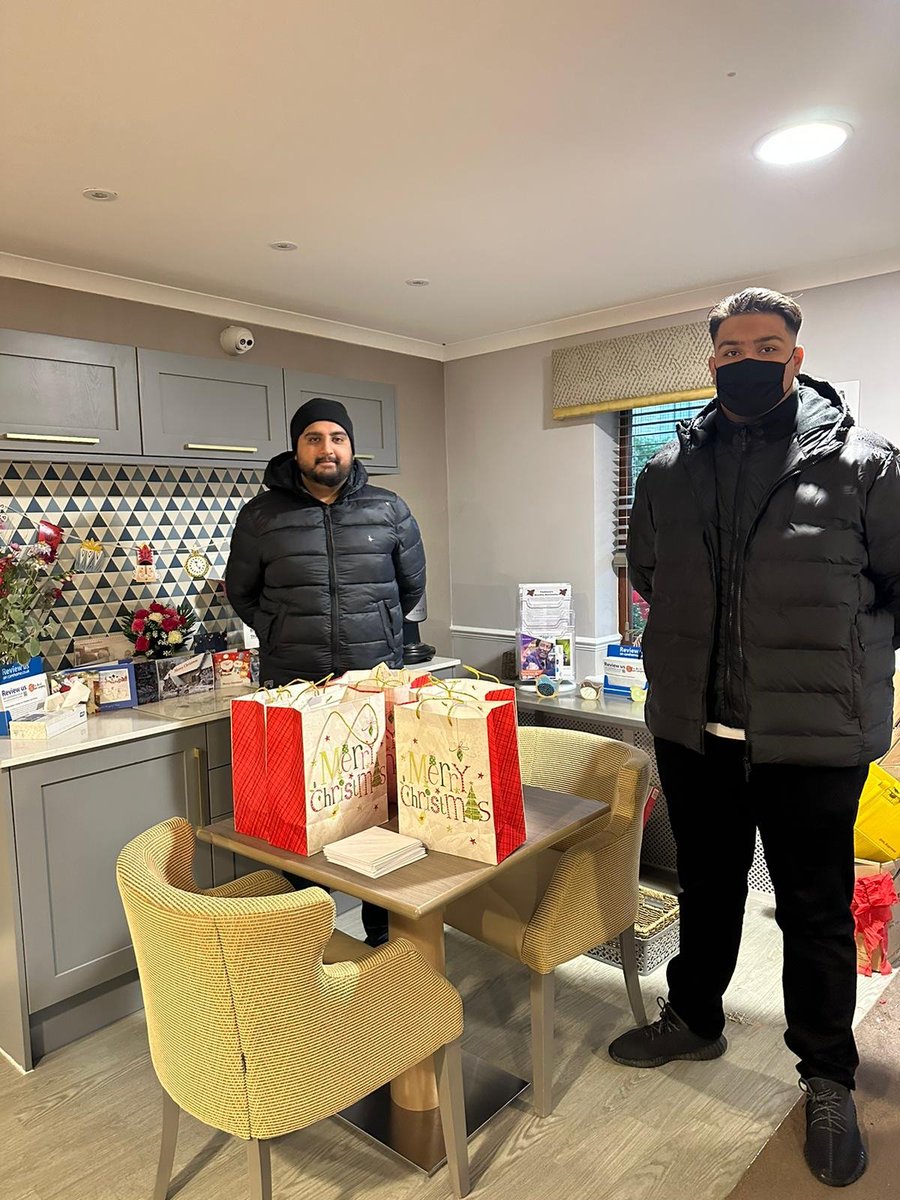 AMYA_Shareef's tweet photo. By the grace of Allah today morden Park qiadat from shareef region visited nursing care home. Alhamdulliah the visit was successful which included meeting the staff and residents, also handing out treats to them. The visit was appreciated by staff. https://t.co/iLxYizrkS5