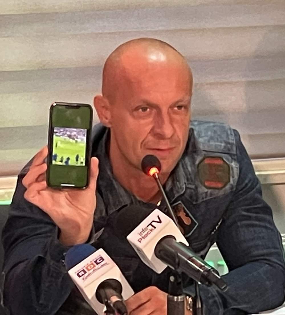 TotalFoot_'s tweet photo. Szymon Marciniak répond aux critiques reçues sur son arbitrage en finale :

« Les Français n’ont pas mentionné cette photo, où vous pouvez voir comment il y a sept Français sur le terrain lorsque Mbappé marque un but. » https://t.co/WvqebKxj8h