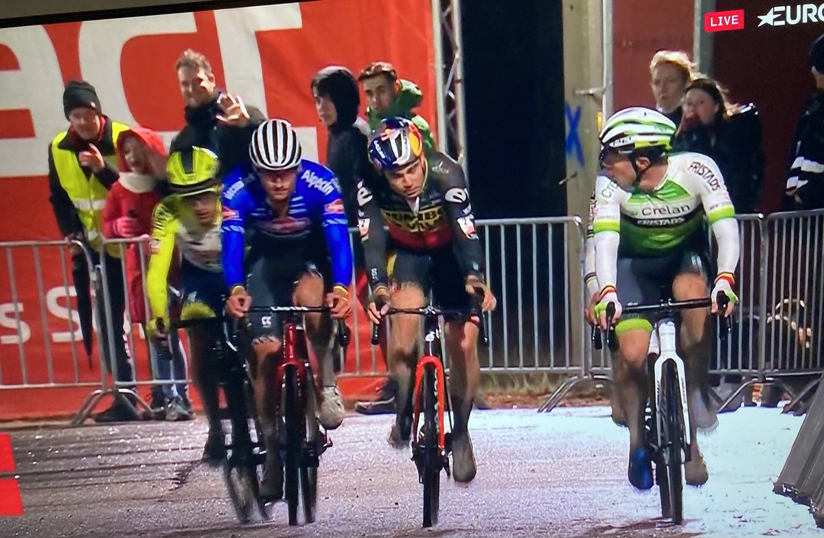 riky_76's tweet photo. Ma lo spettacolo del #ciclocross serale!! E commento sempre impeccabile di @ILENIALazzaro su @Eurosport_IT … ci aspetta una gara clamorosa! #mudlover #cxlife @UCI_CX @WoutvanAert @tompidcock @mathieuvdpoel https://t.co/Gwc5xf3fa1