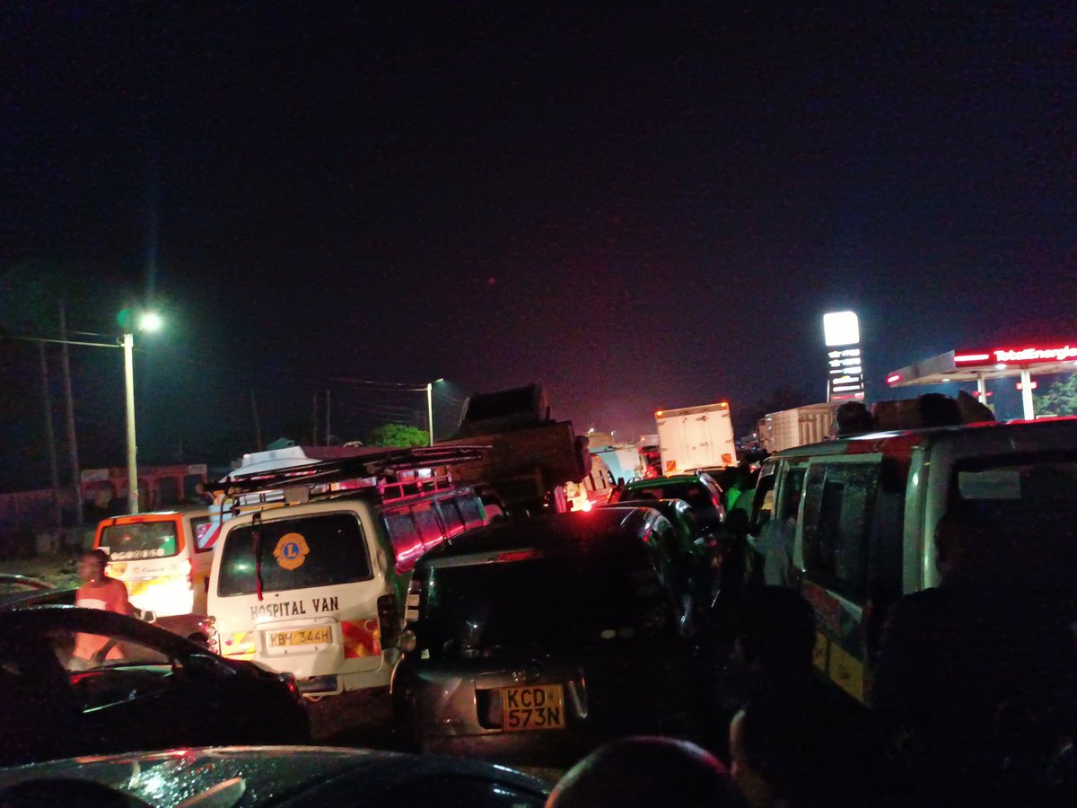 19:55 Current situation in Ahero, Kisumu County. Please use another route if you're plying to Kericho or Kisumu.   via <a href="/edkoech/">Edmond Koech</a>
