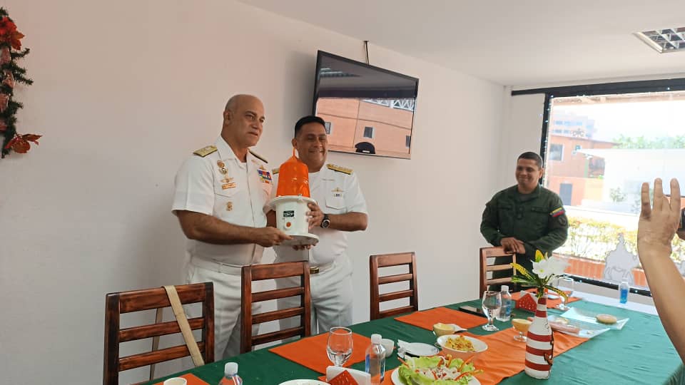ArmadaFANBVzla's tweet photo. Cumpliendo instrucciones del Cmdte Gral de la @ArmadaFANBVzla, ALM @AnibalBritoHer1, el VA Frank Fermín Benette @DINAPE_AB, efectuó visita a la dotación de @ARB_SHN, con el fin de transmitir su mensaje navideño, lleno de espíritu de cuerpo, fe y esperanza.
#VenezuelaEsNavidad https://t.co/z8lm6PNkyu