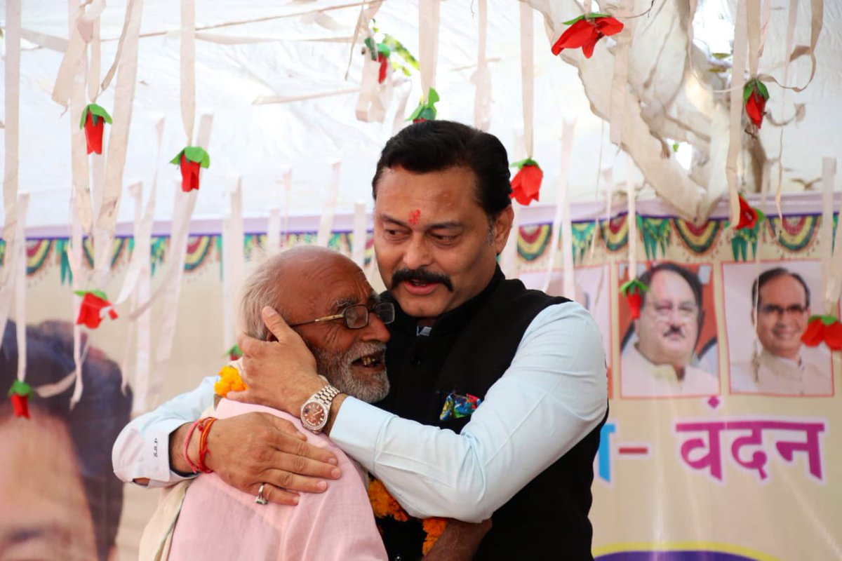 anupdub10689162's tweet photo. आपके साथ युवा #महिला बच्चो समेत बुजर्गो की हैं #दुआए 
विधायक श्री @SanjayPathak3 जी के #जीवन में कभी कोई दुख तकलीफ ना आए 
आपने हजारों #परिवारों के अंधेरे है मिटाए
जय #श्री राम
#spfg 
@BJP4MP @vdsharmabjp
@OfficeofSSC @JansamparkMP @JagdishDevdaBJP @PandePranay @PoojaDe78640281 https://t.co/YtnXRg6IZ2