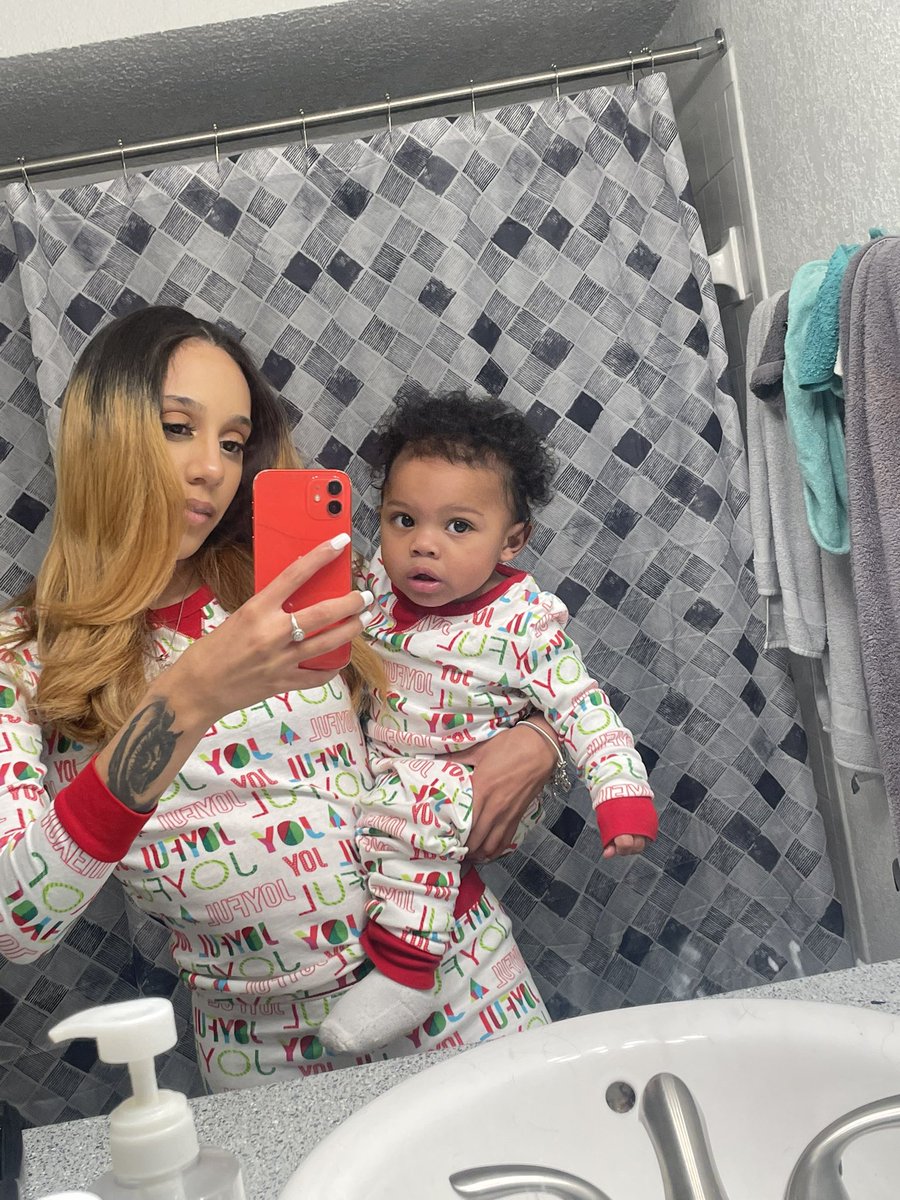baankrollcece's tweet photo. Happy Holidays 👩‍👦 https://t.co/uCIq7L5Aae