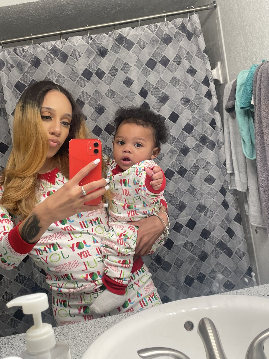 baankrollcece's tweet photo. Happy Holidays 👩‍👦 https://t.co/uCIq7L5Aae