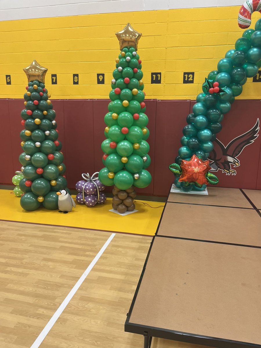 EarleStem's tweet photo. #EarleSTEM is in the holiday season!! https://t.co/MrJ2i31f8p