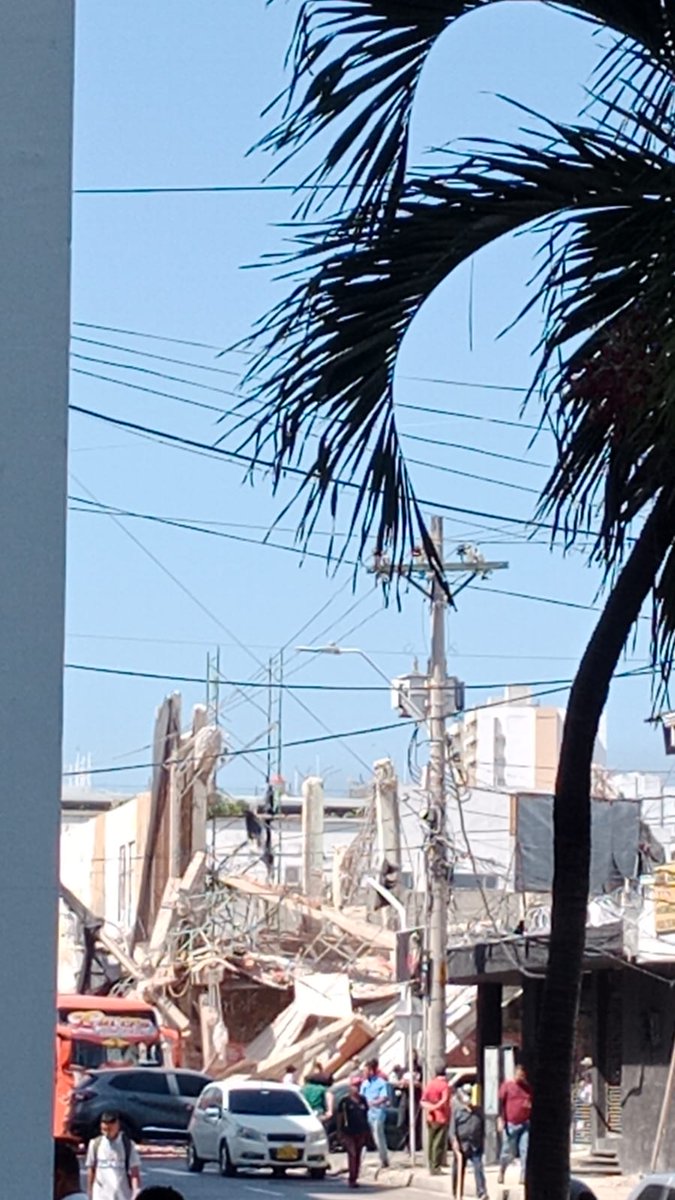 nellysabell's tweet photo. Nueva emergencia en Barranquilla. Se desploma la antigua edificación de los cinemas. @elheraldoco @jorgecura1070 @CVnoticiastv https://t.co/q4Q6mncrrY