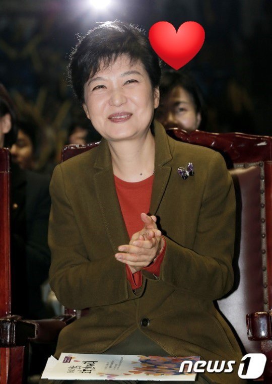 2030들이 뭘알까?놀고 돈벌기바쁘고 스펙 자기입지만들기 아둥바둥🙃정치 관심없다 
근대 돌아보면 박근혜대통령때 살기좋앗고 대한민국에서 모든 자유를누리며 해보고싶은거 다해본듯❤️박전대통령님 명예회복 가즈~~~아