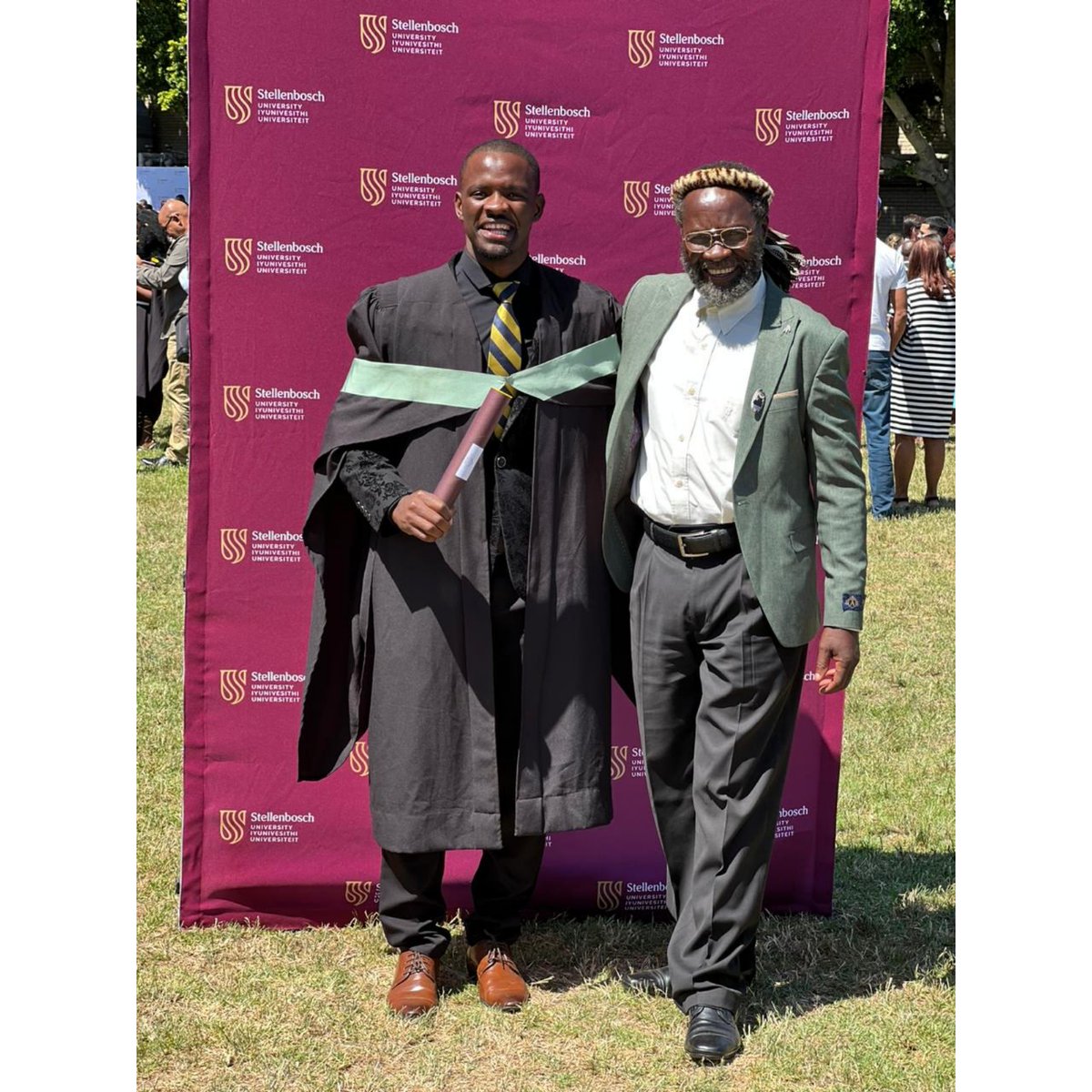 stash_mathenjwa's tweet photo. "He said that he could, so he did. The rest is history."

Ngiyabonga baGabadeli. Ngiyabonga boNdabezitha. Ngiyabonga boGamula.
Ngibonge nakini boShamase, boNdonga, boVeyane .

Izandla zidlula ikhanda 🙇🏾‍♂️.

Yimina indodana yenu,
UDr MM Mathenjwa, MBChB (Stell) 👨🏾‍🎓 https://t.co/HelqrO5VCg