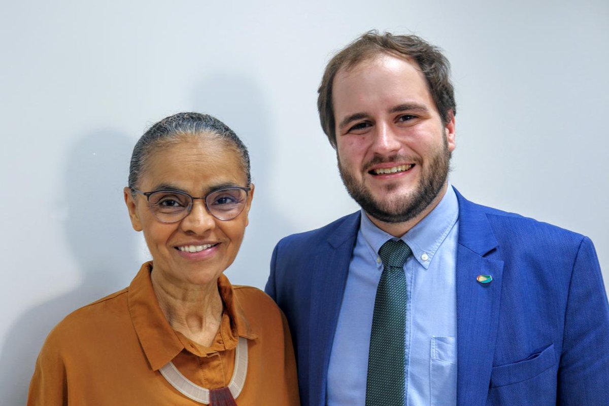 GiovanniMockus's tweet photo. A @MarinaSilva, líder da @REDE_18, é referência mundial em meio ambiente. Responsável por reduzir em 82% o desmatamento na Amazônia, tornou o Brasil referência mundial em preservação de florestas e redução de emissão de CO². É a melhor opção para o  Meio Ambiente #TemQueSerMarina https://t.co/no8hqB4aPf
