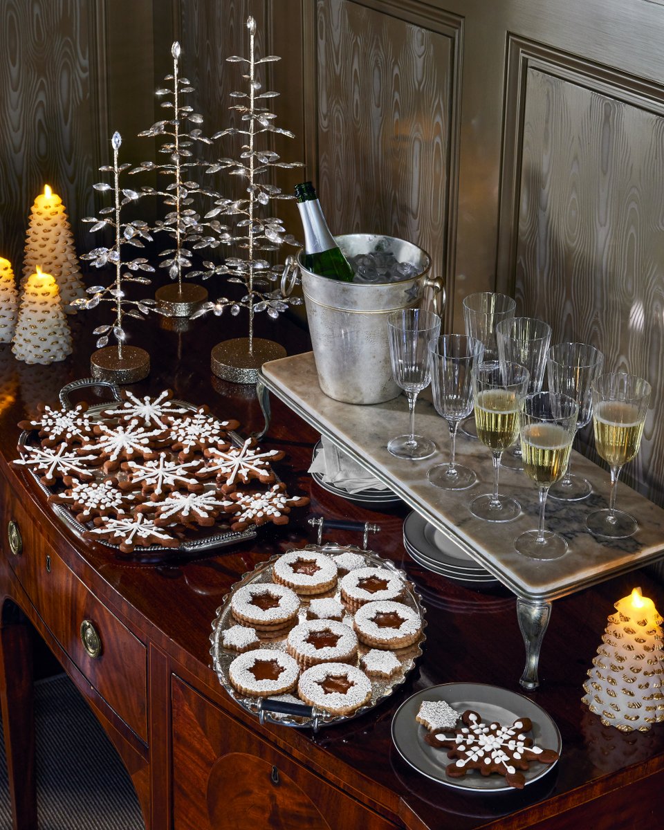 Now that your cookie repertoire is complete … it’s time for some cocktails! After all, nothing says making merry like a mixed drink or mug of mulled wine. Enjoy some new recipes to liven up your typical holiday libations: martha.com/pages/holiday-… Cheers! 🍸