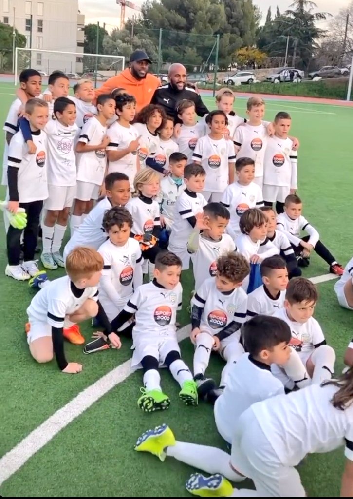 Gp_013's tweet photo. 🔵⚪ Nuno Tavares 🇵🇹 a rendu visite au enfants de la Player Academy a la Ciotat 🌊🔺

#TeamOM 📸🔝 https://t.co/hTs6B2o78X