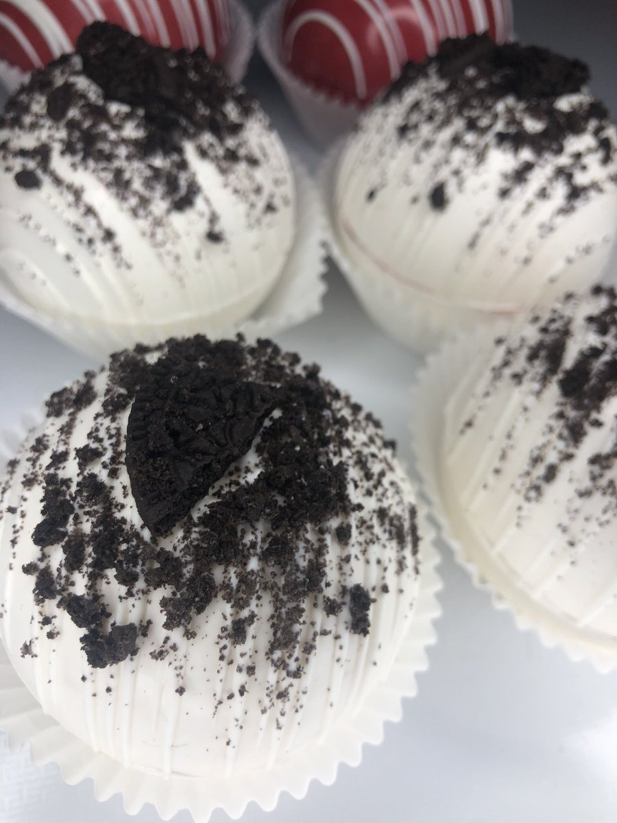 burghssweets's tweet photo. It’s Cocoa Bomb Season🍫👀❄️
Are you ready Pittsburgh?🎄🎅🤫
#cocoabomb #Chocolate #Christmas #pittsburgh #Trending #carolsinthedomain #sweets #GiftIdeas #Foodies #photography https://t.co/GShblH10O7