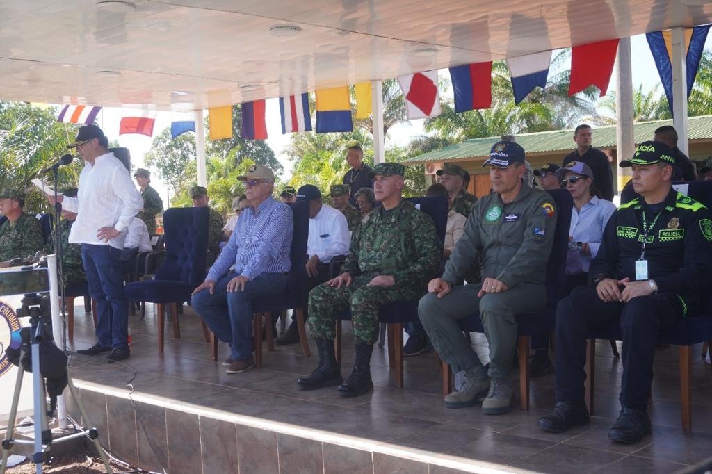 PoliciaVichada's tweet photo. Puerto Carreño | Así se registró la visita del señor Presidente de la República @petrogustavo a las instalaciones de la @ArmadaColombia;  para saludar en esta época de navidad a los Marinos, Infantes de Marina, Soldados y Policías. 🇨🇴
#DiosYPatria 
#EsUnHonorSerPolicía https://t.co/E6n57nrjD0