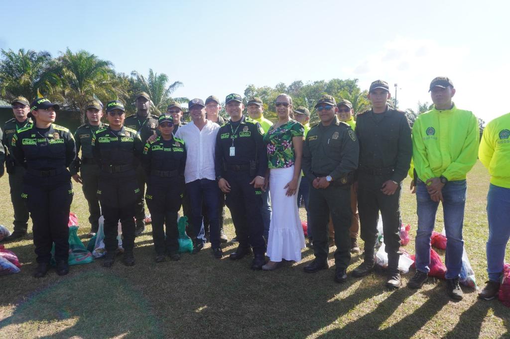 PoliciaVichada's tweet photo. Puerto Carreño | Así se registró la visita del señor Presidente de la República @petrogustavo a las instalaciones de la @ArmadaColombia;  para saludar en esta época de navidad a los Marinos, Infantes de Marina, Soldados y Policías. 🇨🇴
#DiosYPatria 
#EsUnHonorSerPolicía https://t.co/E6n57nrjD0