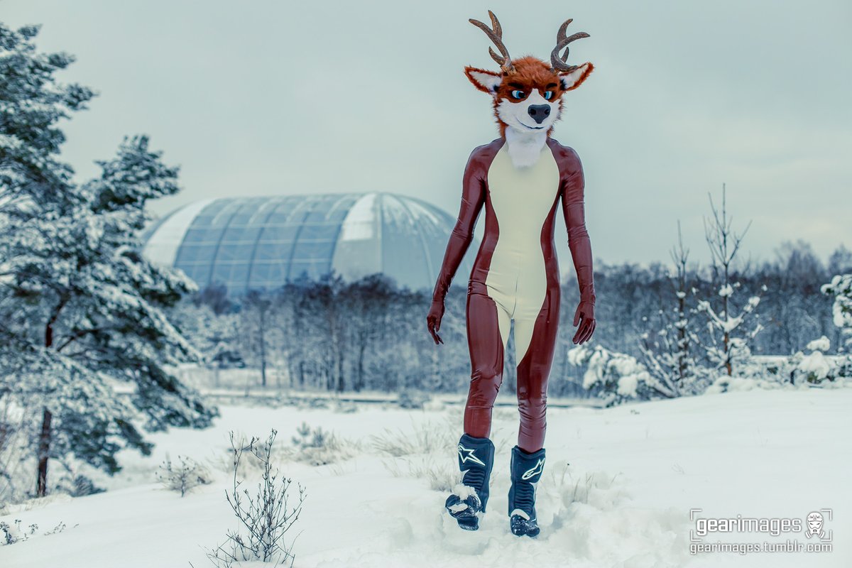 Frosty greetings #FursuitFriday #Latexfur #latex
📸 <a href="/GEARimages/">GEARimages | NFC 2023</a>