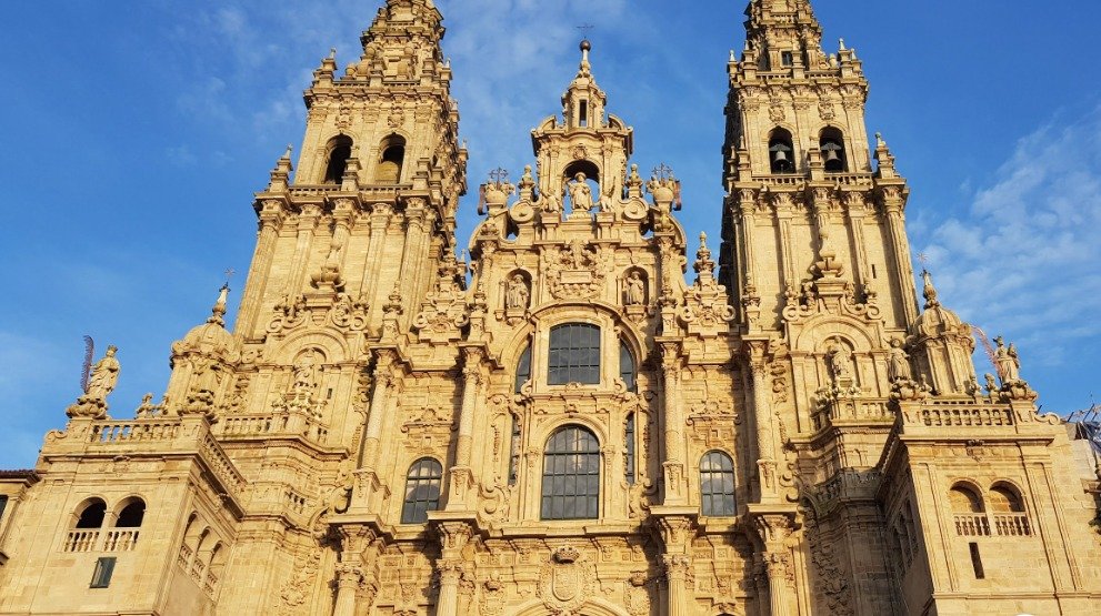 magago's tweet photo. Así que a vindeira vez que vexades esta fachada, pensade que nela se representa a Sagrada Familia. 
Pero non a que un esperaría. https://t.co/JeAhBrRVs3