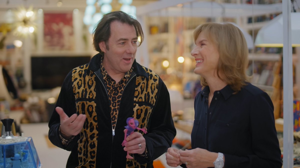 Fiona meets Jonathan Ross (@wossy) to explore his extraordinary toy collection as part of our #AntiquesRoadshow Toys & Childhood Special. So don’t forget to join us on Thursday 29th December, 8:00pm, @BBCOne to find out more: bbc.co.uk/programmes/m00…