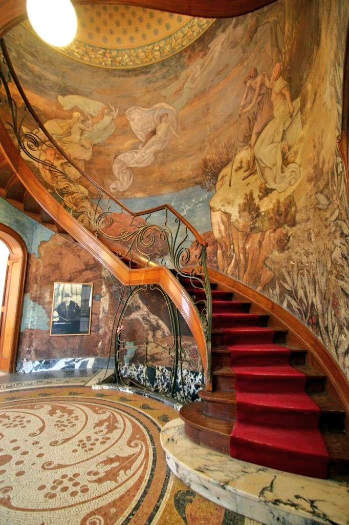 The stairway of the Hôtel Hannon, an Art Nouveau town house from 1904 in Brussels, Belgium. It was designed by Belgian architect Jules Brunfaut (1852-1942).

📸 Brussels5
