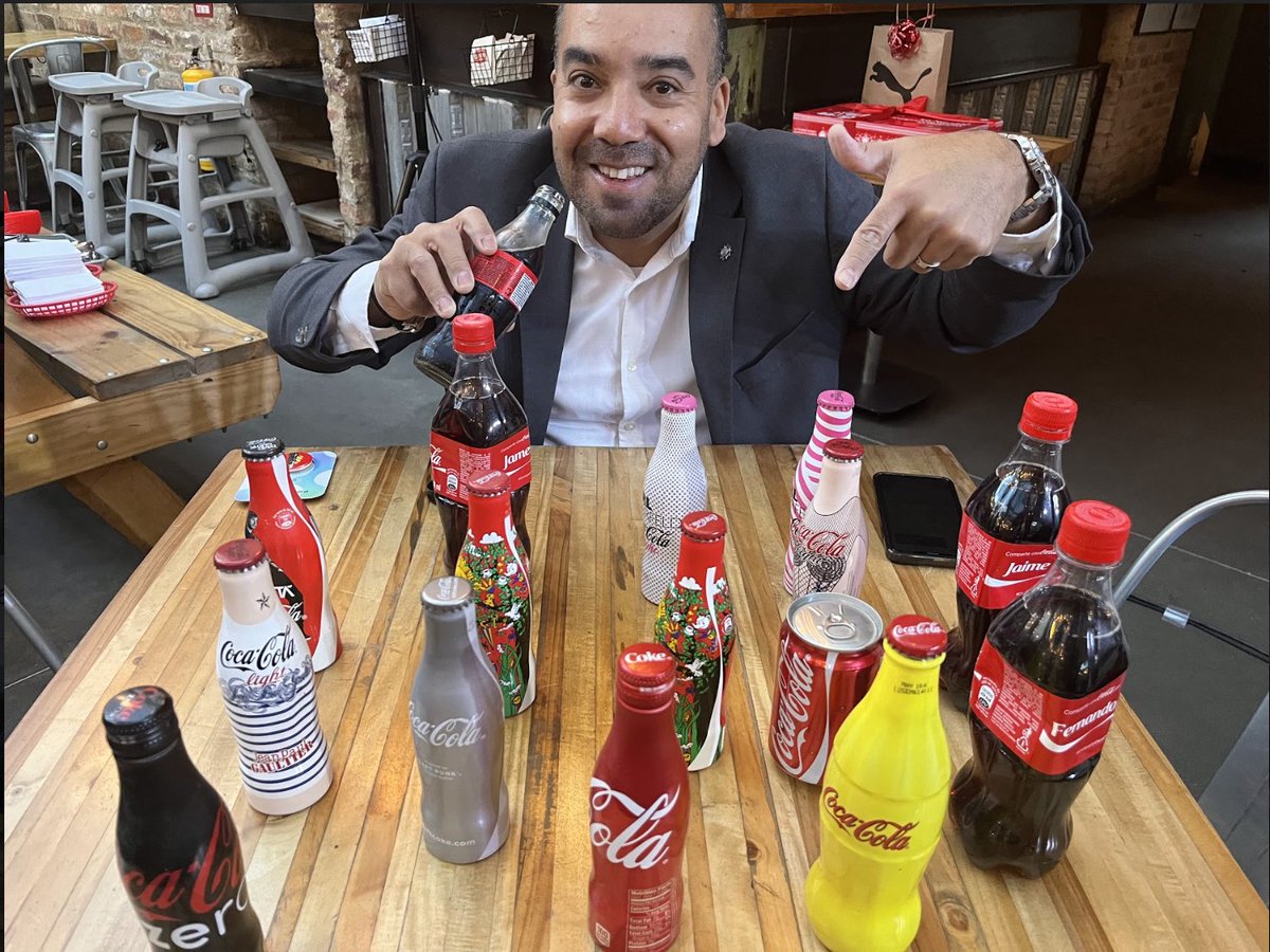 CocaColaLC's tweet photo. En el mundo hay miles de personas que coleccionan nuestros artículos, hoy  queremos hacer un homenaje a esos coleccionistas que los guardan como un tesoro ❤️ . 
Les compartimos un poco de la jornada de ayer en Colombia junto a @WRadioColombia en @LaFamaBarbecue https://t.co/a6OdeNPpb3