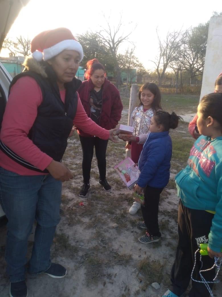 PRIMxVillaUnion's tweet photo. El día de ayer jueves 22 de diciembre llevamos una sonrisa a los niños de los diferentes ejido del municipio. 
Muchas gracias a todos los que participaron en los donativos y al equipo de @PRI_VillaUnion por participar en esta noble causa.
#EnTodasPartes 
@willy_schz @PRIMx_Coah https://t.co/IrHTEyPHAt