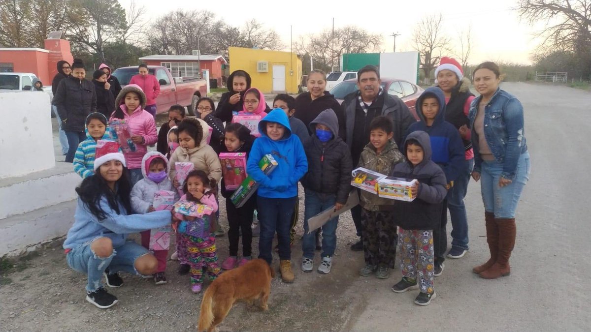 PRIMxVillaUnion's tweet photo. El día de ayer jueves 22 de diciembre llevamos una sonrisa a los niños de los diferentes ejido del municipio. 
Muchas gracias a todos los que participaron en los donativos y al equipo de @PRI_VillaUnion por participar en esta noble causa.
#EnTodasPartes 
@willy_schz @PRIMx_Coah https://t.co/IrHTEyPHAt