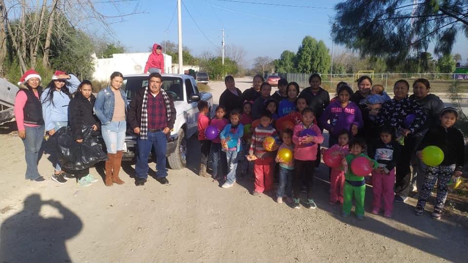 PRIMxVillaUnion's tweet photo. El día de ayer jueves 22 de diciembre llevamos una sonrisa a los niños de los diferentes ejido del municipio. 
Muchas gracias a todos los que participaron en los donativos y al equipo de @PRI_VillaUnion por participar en esta noble causa.
#EnTodasPartes 
@willy_schz @PRIMx_Coah https://t.co/IrHTEyPHAt
