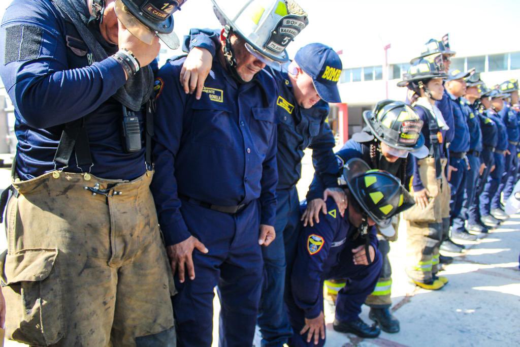 Con honores y profunda tristeza despedimos a nuestro héroe Javier Enrique Solano Ruiz QEPD. Su legado de valentía y espíritu de servicio permanecerá vivo entre quienes cada día arriesgamos nuestra vida por salvar la de otros. Paz en su tumba. 
#LosHeroesNoMueren