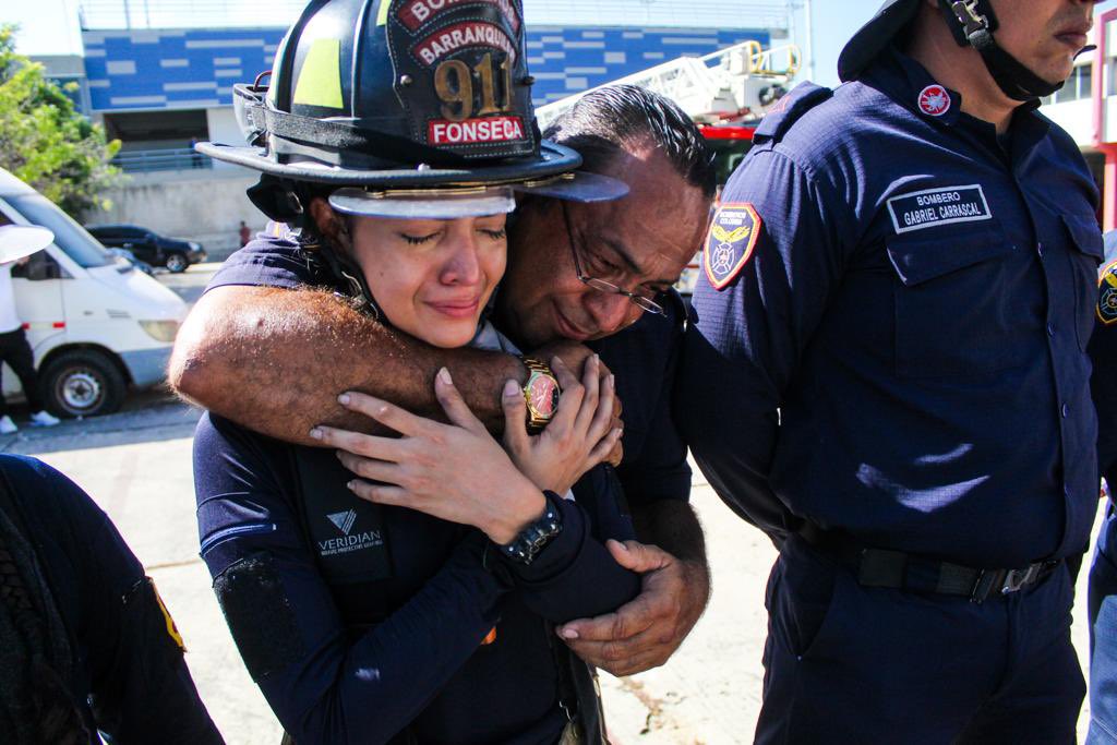 BomberosBquilla's tweet photo. Con honores y profunda tristeza despedimos a nuestro héroe Javier Enrique Solano Ruiz QEPD. Su legado de valentía y espíritu de servicio permanecerá vivo entre quienes cada día arriesgamos nuestra vida por salvar la de otros. Paz en su tumba. 
#LosHeroesNoMueren https://t.co/Pazs58TbsM