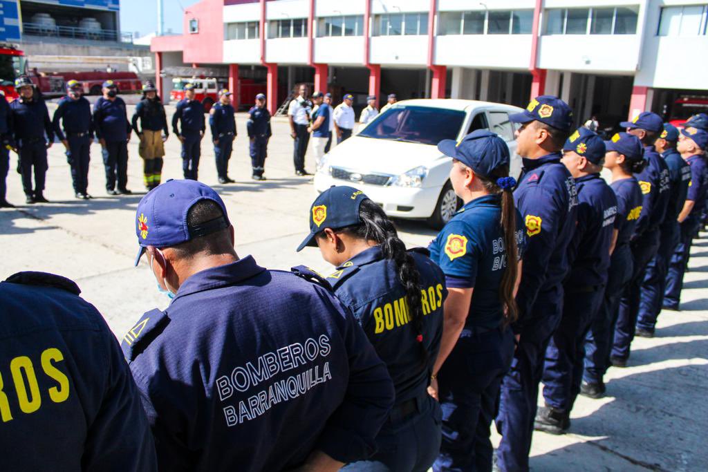 BomberosBquilla's tweet photo. Con honores y profunda tristeza despedimos a nuestro héroe Javier Enrique Solano Ruiz QEPD. Su legado de valentía y espíritu de servicio permanecerá vivo entre quienes cada día arriesgamos nuestra vida por salvar la de otros. Paz en su tumba. 
#LosHeroesNoMueren https://t.co/Pazs58TbsM