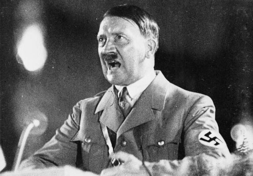 AltorifiTalal's tweet photo. (1-25) 
"هل باريس تحترق؟..."
السؤال الذي لم يجد له "هتلر" إجابةً من حاكمه النازي على باريس "ديتريش تشولتيتز" 
وهذا ما جعل يوم 25 أغسطس (1944) عصيبًا على "أدولف هتلر"؛ فالكل كان يتهرب من إجابته... https://t.co/zAC3JjFpyr
