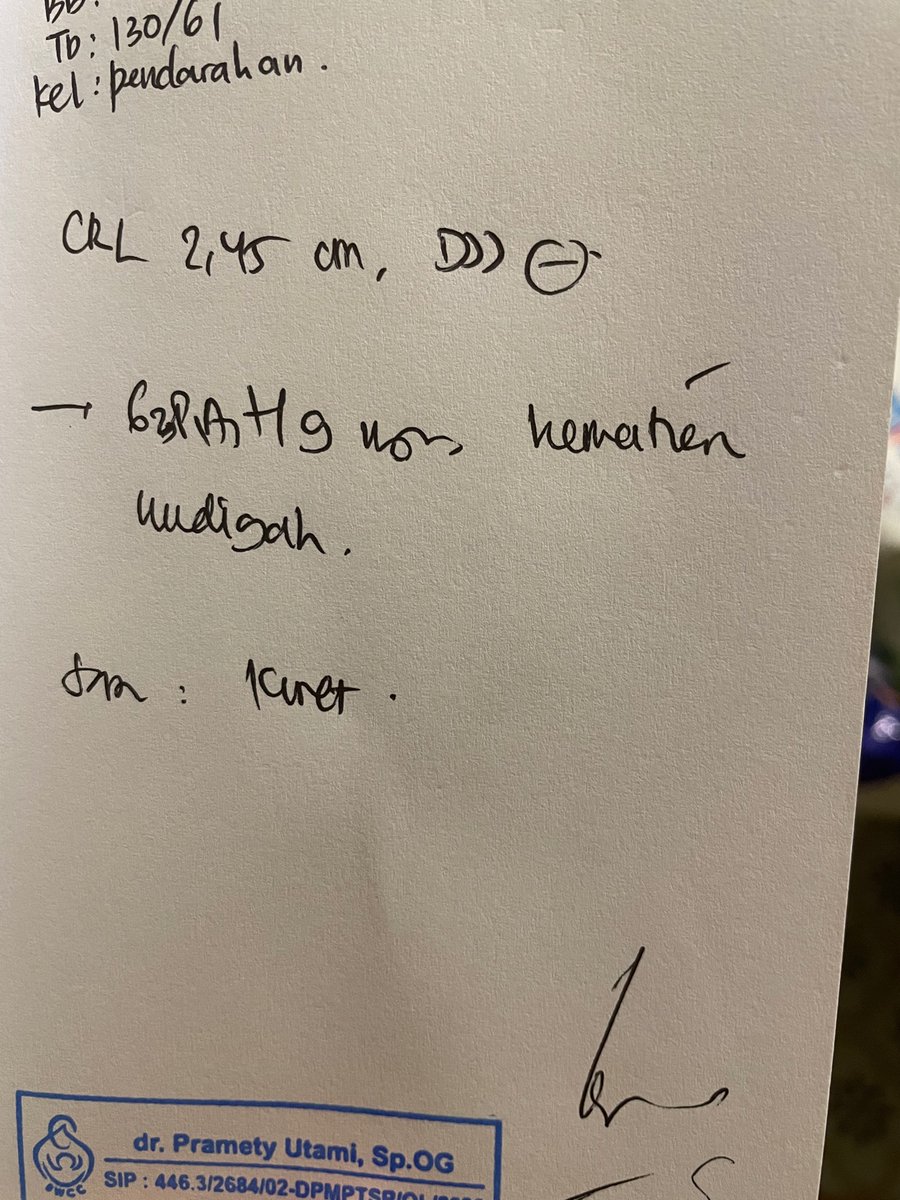 marchelliittaa's tweet photo. Sampai akhirnya dokternya ngeletakin alat usgnya dan lgsg ngelus punggung tanganku sambil bilang “say aku ga nemuin detak jantung adek” seketika tangisku pecah, duniaku kembali hancur 😭😭 https://t.co/SzCKkeKGUX