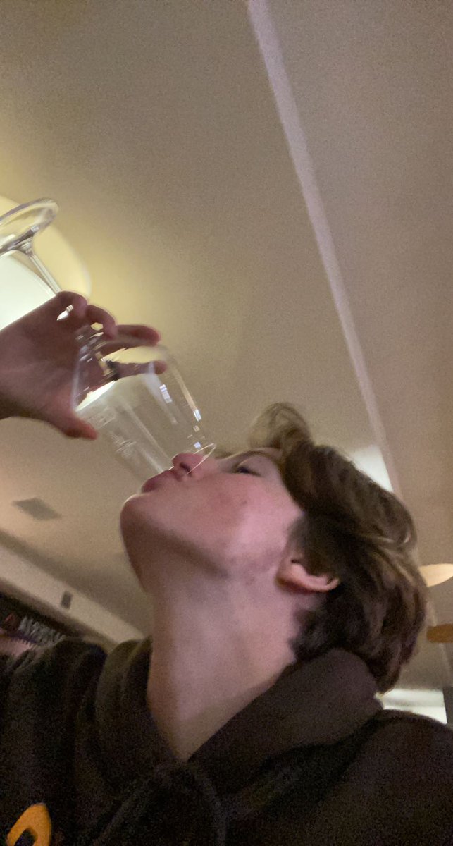 Ik op familiefeesten wanneer ik 1 vraag over mijn liefdesleven krijg: