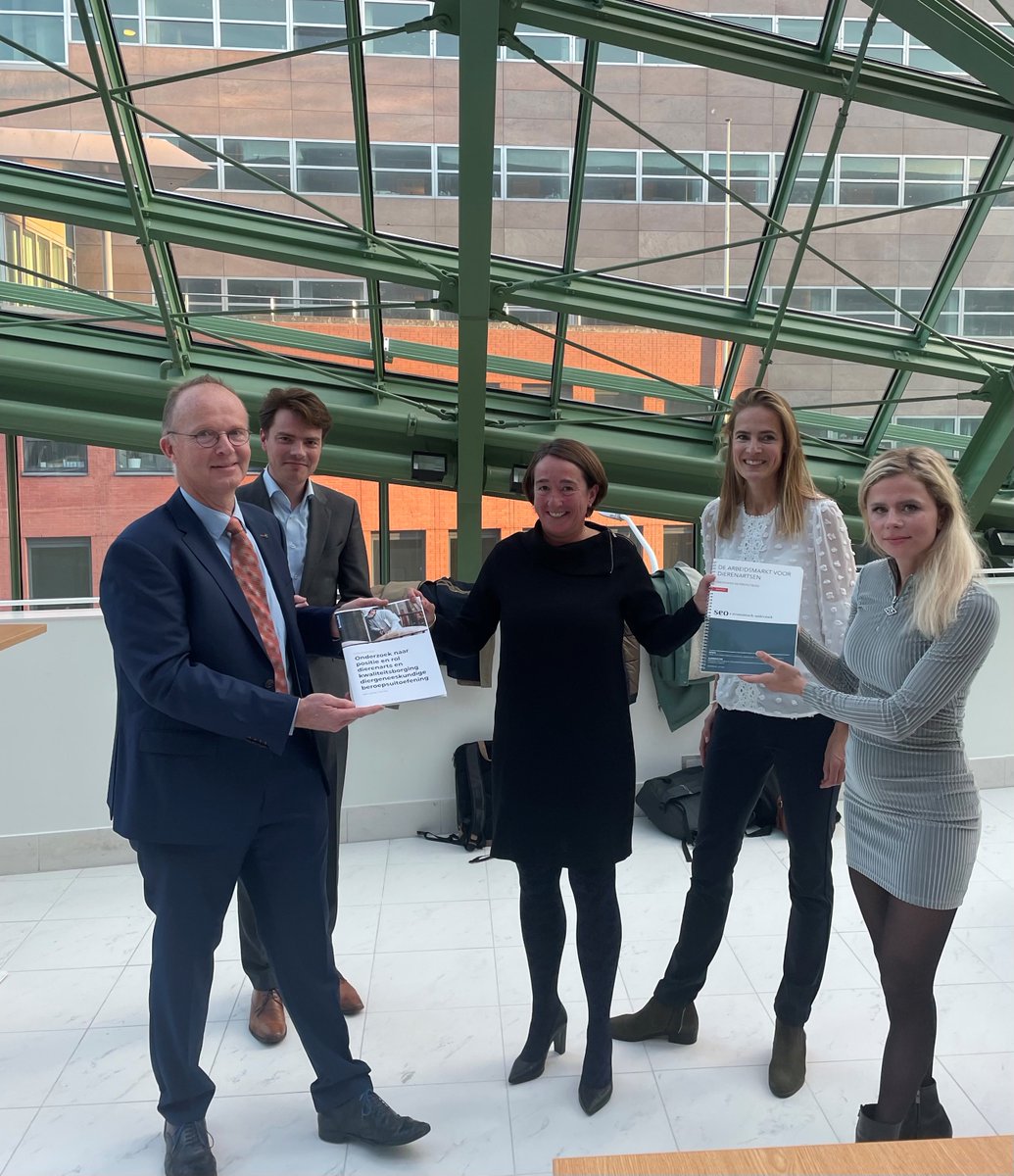 Dierenartsen hebben een belangrijke rol in de maatschappij. Het werk is wel aan het veranderen en de beroepsgroep staat voor nieuwe opgaven. Directeur-generaal Agro Marije Beens nam twee onderzoeksrapporten over deze beroepsgroep in ontvangst. 1/2