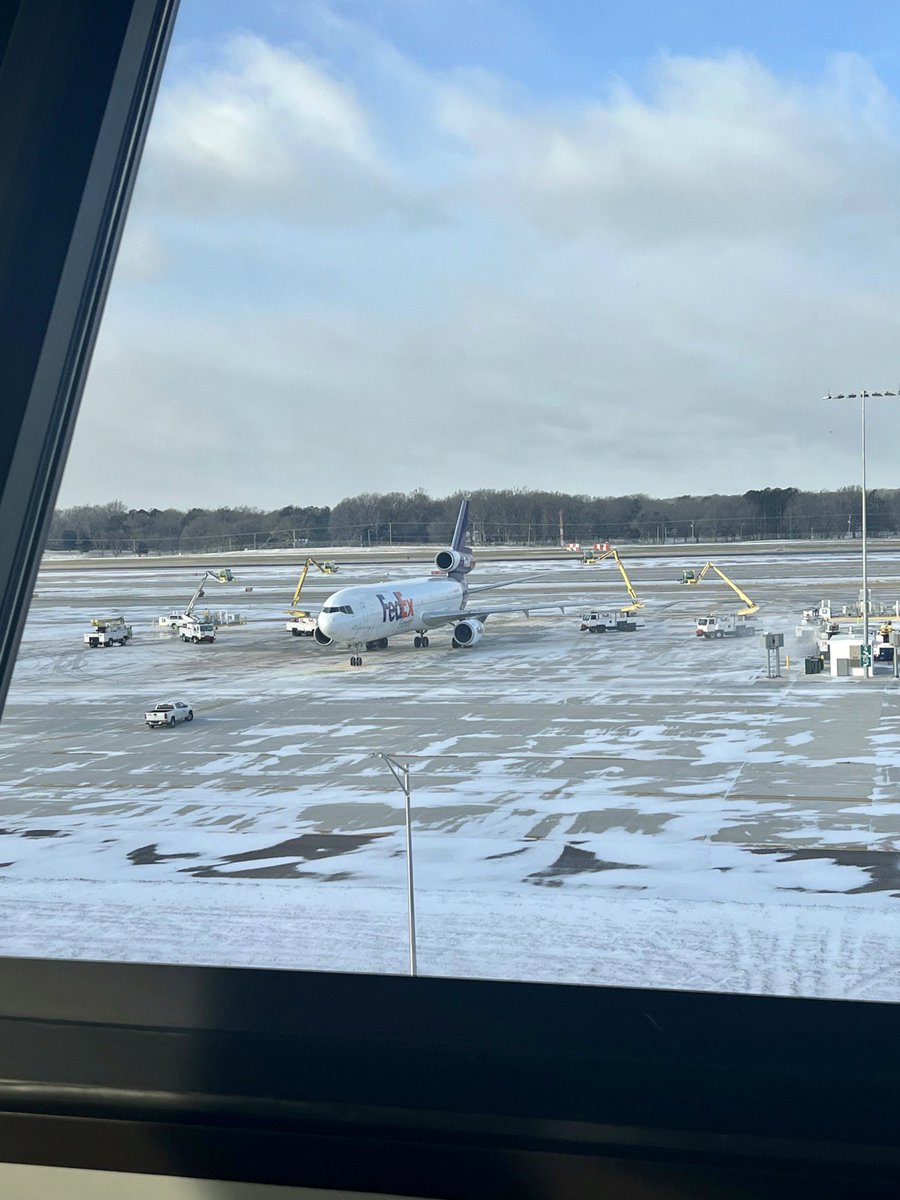flymemphis's tweet photo. MEM’s new Consolidated Deicing Facility is really getting a workout today! ❄️
The airport remained open throughout the weather event & remains open for all flights. Airport crews continue to work to keep runways clear of snow & ice.
Flight Status page: https://t.co/KIgPliXkjL https://t.co/EKII1Khrkp