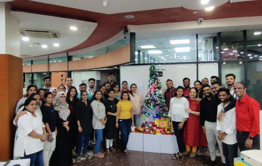 mt_education's tweet photo. Let's spread some #joy this Christmas. 𝐌𝐓𝐄𝐝𝐮𝐜𝐚𝐫𝐞 𝐅𝐚𝐦𝐢𝐥𝐲 Celebrate #Christmas together by sharing gifts with each other.
Merry Christmas To All. 

#christmas2022 #family #celebration #merrychristmas #MTEducare #MaheshTutorials #OneFamily #happiness #happyemployees https://t.co/2e918cgf4O