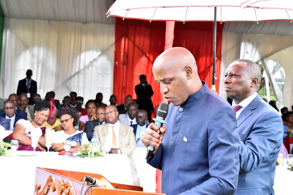 MininterInfosBi's tweet photo. Repas de Corps des @Burundi_Police et @fdnbbi avec le Commandant en Chef de ces Corps, @GeneralNeva, aujourd'hui, au Cercle hippique de @MairieBuja: https://t.co/ObCuwb7BFI : la politique salariale concerne aussi ces Corps car leurs formations professionnelles seront valorisées. https://t.co/2Btpwif5ps
