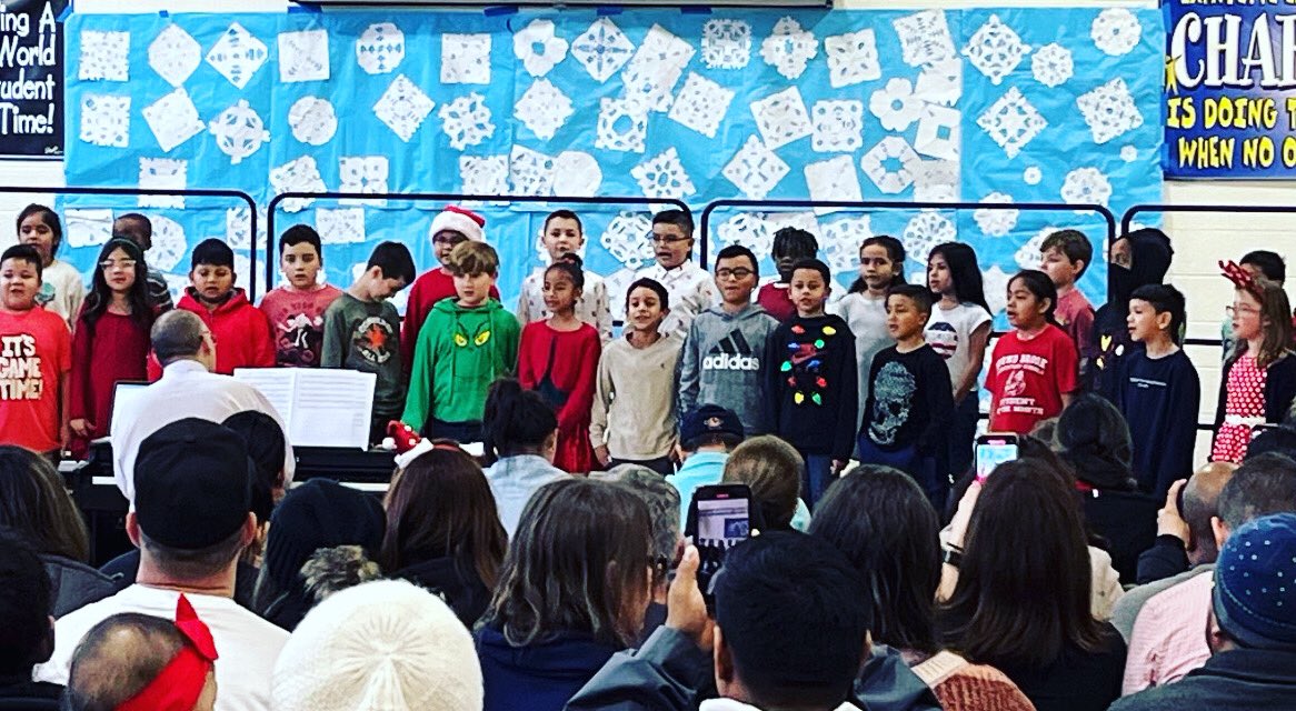 Lafayette Students did a fantastic job of getting everyone in the holiday spirit during their Winter Concert.              
                        ❄️❄️❄️
Great job, Mr. Badilla for putting on a wonderful show.