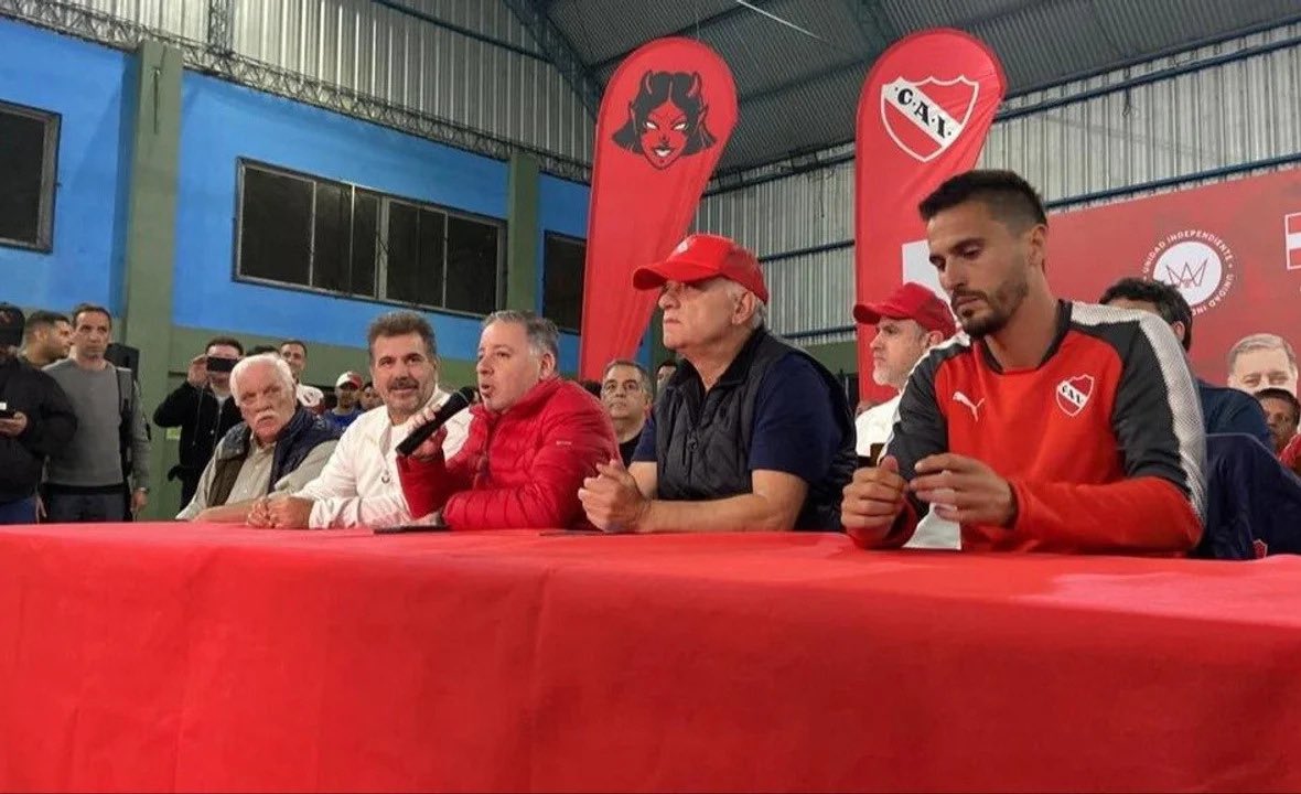 Mati_Martinez's tweet image. Juan Marconi le comunicó a Néstor Grindetti y Cristian Ritondo la decisión de renunciar como Vicepresidente de #Independiente . 

Su intención sería presentarla oficialmente el lunes (no ha renunciado aún).

📌Desde su espacio están molestos con la decisión.