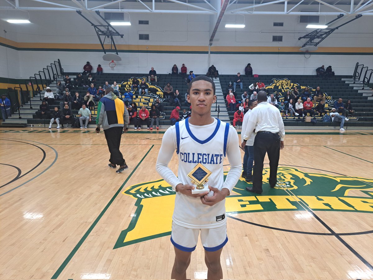 hatfieldsports's tweet photo. Kam Robinson (5'10, 2025 PG) was named Iverson Showcase MVP in the first game, leading Norfolk Collegiate in scoring with 12 points.
Oaks had 12 different players score and they outscored Hampton Christian 39-0 from behind the 3-point line. https://t.co/APjeHXwqwc