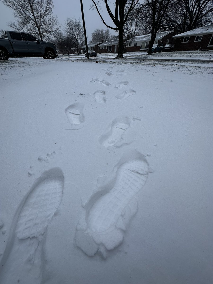knmade876's tweet photo. Day 1 of #FindingSanta:
These footprints are waay too big to be created by the average adult.
I'm one *step* closer to uncovering the truth!
Investigations continue. https://t.co/w42n53A9zi