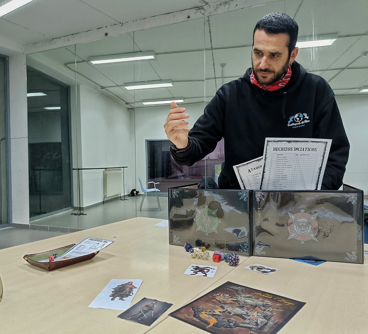 EktorCM's tweet photo. Lápiz, papel, dados poliédricos, pantalla de máster, mapas, tablas, fichas, manuales, imaginación, fantasía, aventuras, peligros, tesoros, cooperación, narración, interpretación, heroísmo, magia...
El rol. En mi ocio personal y en mi trabajo. El rol, siempre el rol... 📝🎲 https://t.co/qukL0tWsq1